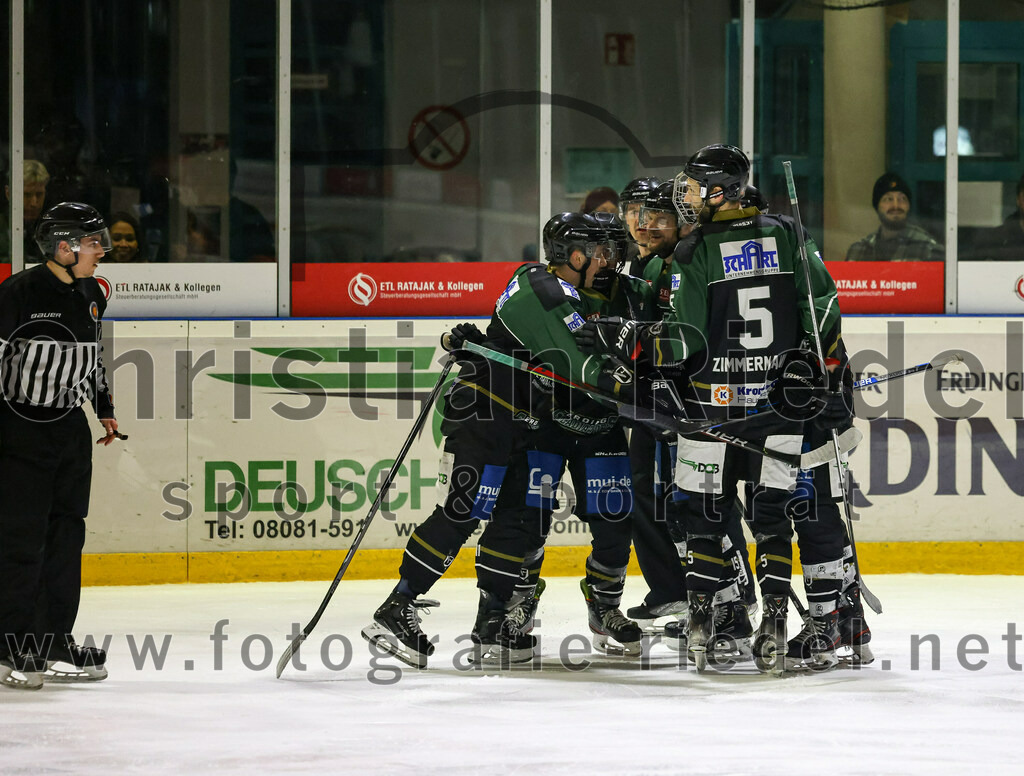 2023-03-03_126_TSV_Erding_gegen_ESC_Kempten | Erding, Deutschland, 03.03.2023:
Eishockey, Bayernliga Playoffs 2022 / 2023, Viertelfinale, TSV Erding gegen ESC Kempten, Endergebnis: 9:3

Michael Franz (Erding Gladiators, #13), Florian Zimmermann (Erding Gladiators, #5)

Foto: Christian Riedel / fotografie-riedel.net