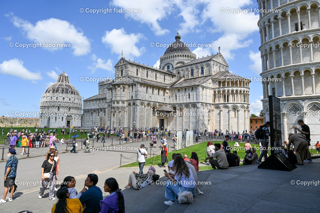 Italien_ Toscana_ Pisa_ 28.05.2024-124 | 28.05.2024, Italien, ITA, Toskana, Pisa im Bild Stadtansichten, Gebäude, Architektur, Touristen, Historisch, Souvenier, Turm, Dom, Piazza, schief


Pisa ist eine Stadt in Italien, gelegen in der Toskana am Arno. Wahrzeichen ist der als Schiefer Turm von Pisa bekannte Campanile des Doms auf der Piazza dei Miracoli im Norden des Stadtzentrums. 
Quelle: Wikipedia
