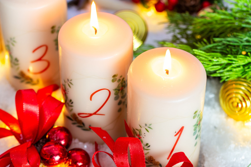 Grüße zum 2. Advent | Grüße zum 2. Advent: Zwei brennende Adventskerzen mit weihnachtlicher Dekoration  - Realisiert mit Pictrs.com