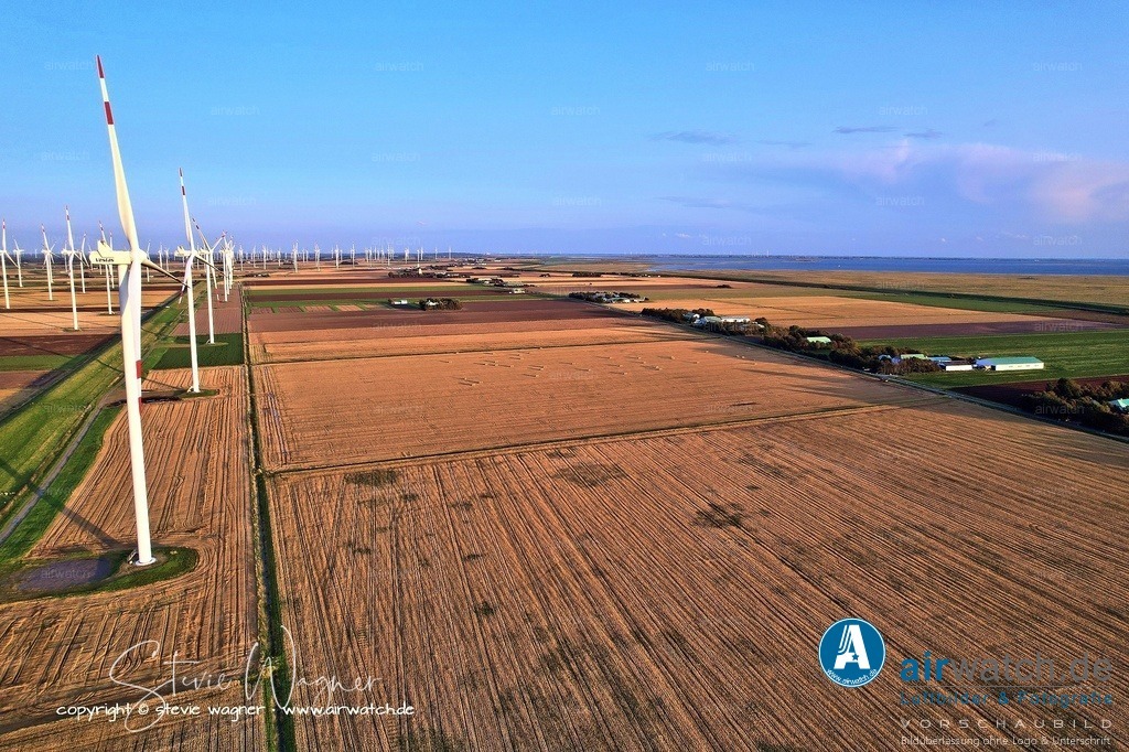 Windpark Gemeinde Reussenkoege in Nordfriesland - Luftbild | Entdecken Sie atemberaubende Luftbilder und Fotografien auf airwatch.de - Tauchen Sie ein in eine Welt voller faszinierender Aufnahmen aus der Vogelperspektive.