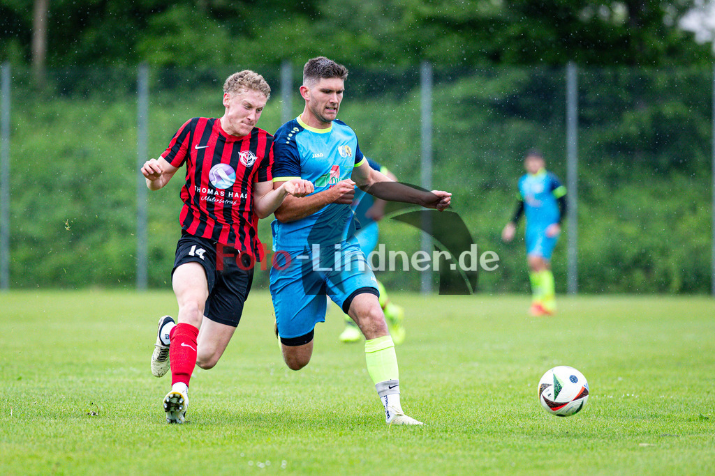 SG Wielenbach/Pähl gegen ESV Penzberg | Fußball Herren Kreisklasse Gruppe 3 Zugspitze 2024/25, SG Wielenbach/Pähl gegen ESV Penzberg, 20250525,Zweikampf,2025-05-25 in Pähl (Sportplatz Pähl), Marco KURTZ (ESV Penzberg 14), Robin KERGL (SG Wielenbach/Pähl 11)Copyright: WolfgangxLindner www.foto-lindner.de