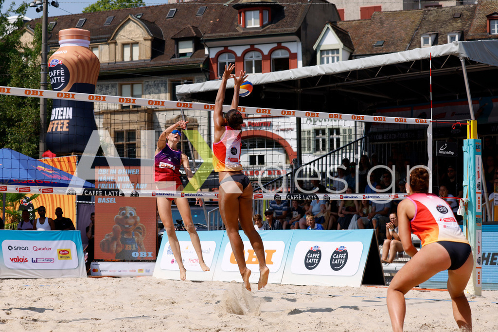 Obi BeachTour 2026 - Basel | BASEL, SWITZERLAND - JULY 19: ELENA CSONTOS (SUI) block against NADINE DEMIERRE (SUI) attack / spike during the Obi BeachTour 2026 match between CSONTOS / DEECKE (SUI) and FLÜCKIGER / DEMIERRE (SUI) at Barfüsserplatz on July 19, 2026 in Basel, Switzerland. - Realisiert mit Pictrs.com