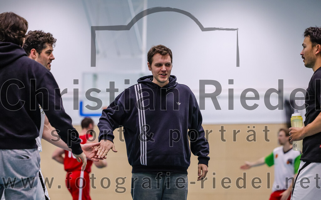 2025-12-06_030_TSV_Vaterstetten_gegen_MTV_1879_Muenchen | Vaterstetten, Deutschland, 06.12.2025:Basketball, 2. Regionalliga Süd 2025 / 2026, 9. Spieltag, TSV Vaterstetten gegen MTV 1879 München, Endergebnis: 58:83Trainer Kilian Drechsel (TSV Vaterstetten)Foto: Christian Riedel / fotografie-riedel.net