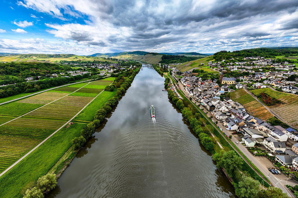 Die Mosel bei Lieser | Mosel im Frühling mit dem Ort Lieser rechts und Mühlheim in der Distanz links im Bild. 