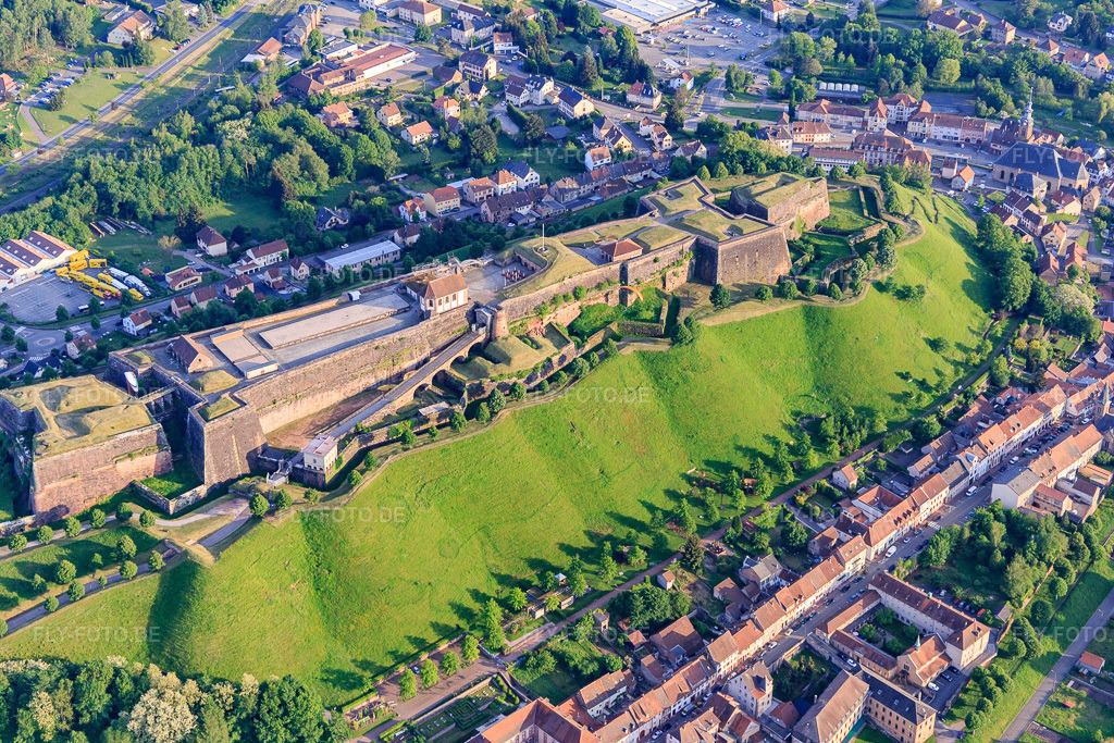 Luftbild: Citadelle de Bitche und Jardin pour la Paix aus Norden in Bitsch im Bundesland Moselle in Frankreich. – Foto: IMG_107236.jpg vom 18.05.2018 durch Werner Riehm/FLY-FOTO.de – Auflösung des Originals: 5472 x 3648 px – WWW.CITADELLE-BITCHE.COM