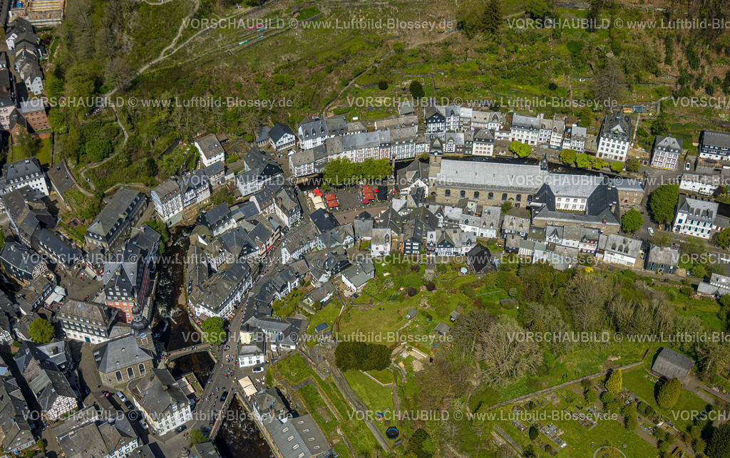 Monschau240502258 | Luftbild, historische Altstadt mit mittelalterlichen Gebäuden und der evangelischen Stadtkirche, Rotes Haus, Marktplatz und Außengastronomie mit Sonnenschirmen mit Aukirche, Fluss Rur und Brücke Rurstraße Fußgängerbereich, kleine Brücke zur Kirche Auf den Planken, Monschau, Nordrhein-Westfalen, Deutschland