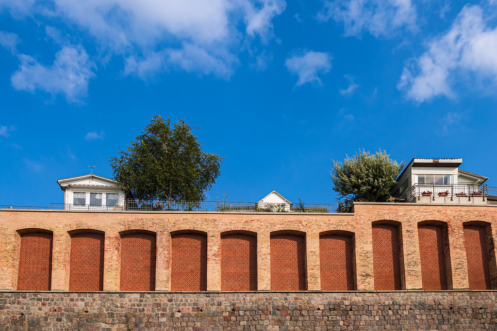 Mauer und Häuser in Sassnitz auf der Insel Rügen | Mauer und Häuser in Sassnitz auf der Insel Rügen.