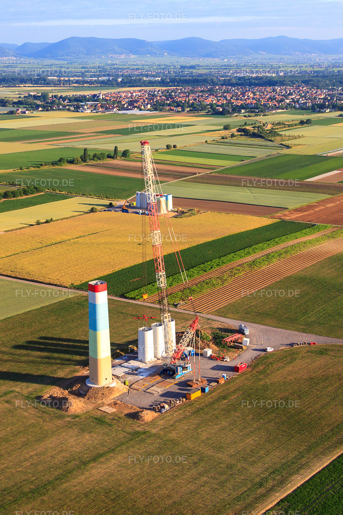 Luftbild: Segmente des Masts eines Windrads während der Montage in Offenbach an der Queich im Bundesland Rheinland-Pfalz in Deutschland. Foto: IMG_67916.jpg vom 14.06.2014 durch Werner Riehm/FLY-FOTO.de