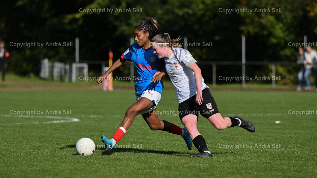 Kieler MTV vs Holstein Kiel | Lina Uck (KMTV #8) / Janine Minta (Holstein #9)Fußball-Regionalliga Nord Frauen 2024/2025 / Kieler MTV vs Holstein Kiel / Hauptplatz Schilksee / Kiel / 06.10.24 - Realisiert mit Pictrs.com