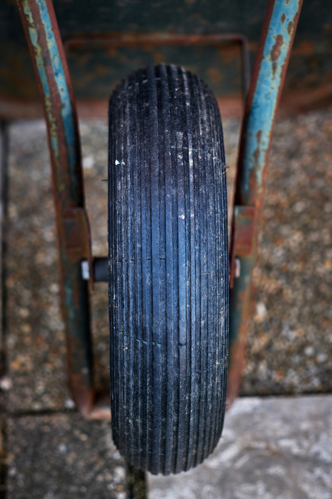 Reifen einer Schubkarre im Garten | Austria - March 26, 2021: Reifen einer Schubkarre im Garten. - Realisiert mit Pictrs.com