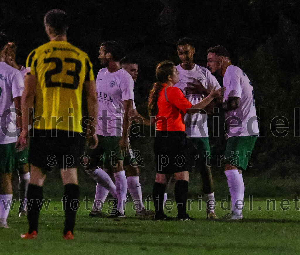 2023-09-15_078_FC_Moosinning_gegen_SV_Waldperlach | Moosinning, Deutschland, 15.09.2023:
Fußball, Bezirksliga Oberbayern Ost 2023 / 2024, 9. Spieltag, FC Moosinning gegen SV Waldperlach, Endergebnis: 0:1

Schiedsrichter Melissa Schreiner, Roberto Valanzano (SV Waldperlach, #27)

Foto: Christian Riedel / fotografie-riedel.net