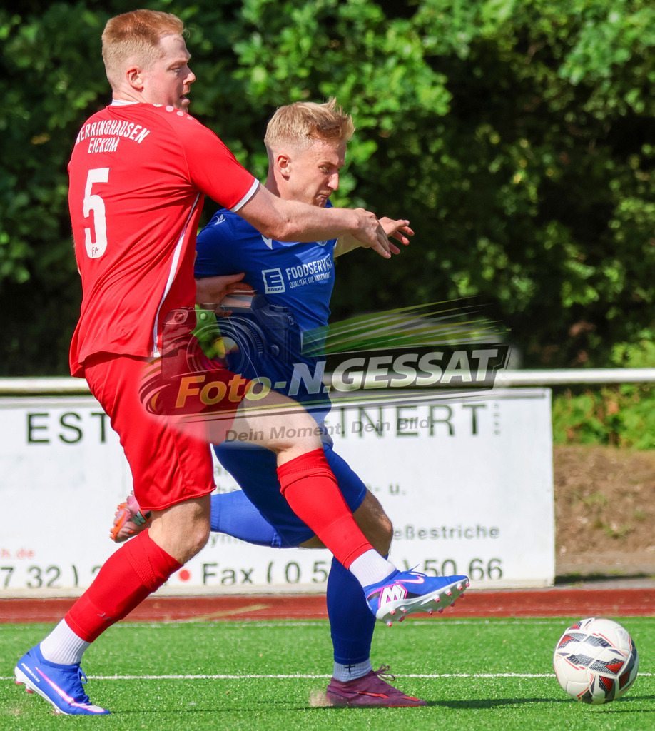 TuS Bardüttingdorf - TuRa Löhne | Auf dem Bild zu sehen: blau SV Löhne-Obernbeck: Max-Julius Klipker ; rot SG FA Herringhausen/Eickum: Tim Spilker SV Löhne-Obernbeck, SG FA Herringhausen/Eickum, Saison 26/27, Fistelmann SuperCup - Realisiert mit Pictrs.com