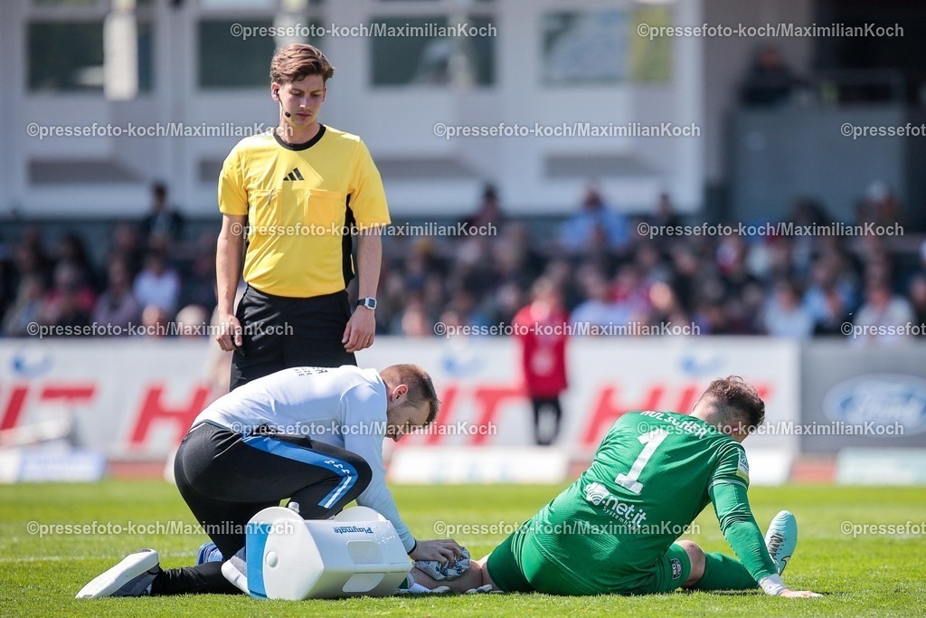 xSEFx25042601029 | 25.04.2026, xsefx, Fußball, RL West, Fortuna Köln - SC Wiedenbrück, 31. Spieltag, Südstadion, Saison 2025 2026: SC Wiedenbrück Torhüter Marcel Hölscher (1) muss behandelt werden DFB regulations prohibit any use of photographs as image sequences and or quasi-video. Photo: xSabinexEffgenxPressefotoKochx