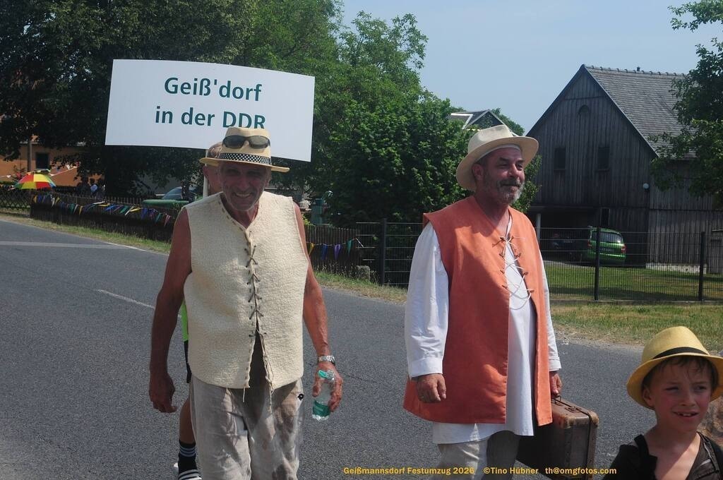 Geißmannsdorf-2026-Festumzug-131 | Festumzug in Geißmannsdorf bei Bischofswerda im Juni 2026. Fotografische Eindrücke und Momentaufnahmen vom Festumzug anläßlich des 800-jährigen Bestehens von Geißmannsdorf - mit Teilnehmern und Gästen, Strohpuppen und geschmückten Vorgärten und Grundstücken - Realisiert mit Pictrs.com