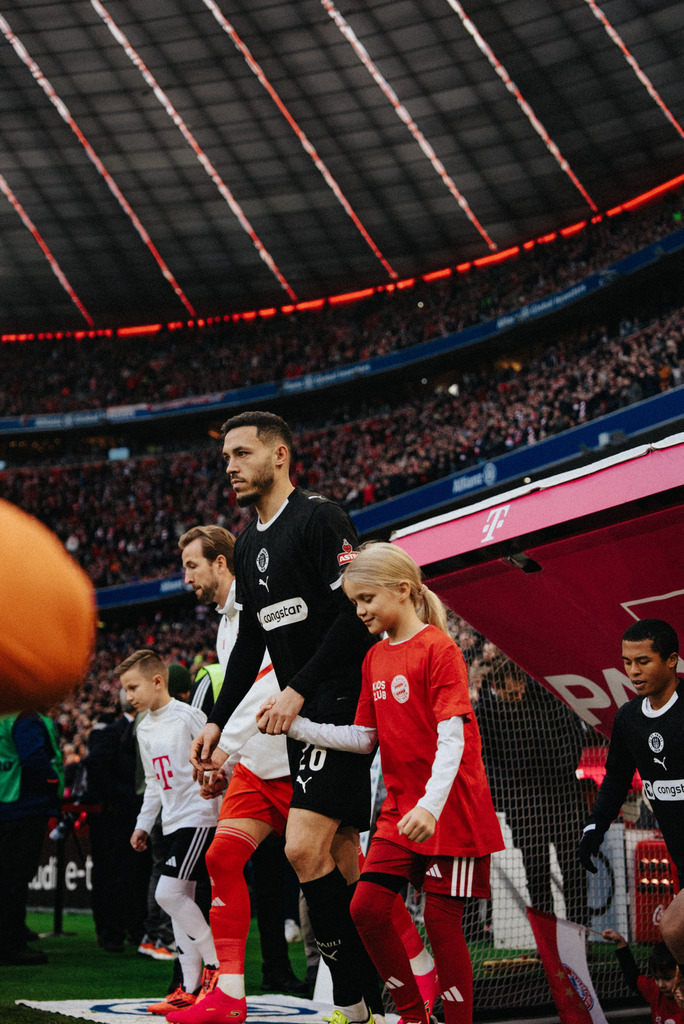 _STP8393 | Der offizielle Shop für FC St. Pauli Fotos. Wähle aus Spielszenen & Fanmomenten dein FCSP Wunschformat. Wir liefern Millerntor-Atmosphäre.