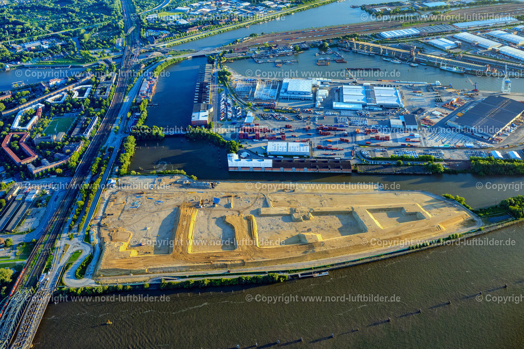 Hamburg_Sandpolster_Moldauhafen_ELS_3345090823 | HAMBURG 09.08.2023 Abriß- und Erdarbeiten auf dem Gelände der ehemaligen Logistikzentrum- Ruine Überseezentrum am Schuhmacherwerder - Moldauhafen im Ortsteil Kleiner Grasbrook in Hamburg, Deutschland. Weiterführende Informationen bei: EGGERS Tiefbau GmbH,  HPA Hamburg Port Authority,  Hamburger Hafen und Logistik Aktiengesellschaft. // Demolition work on the site of the former logistics center ruin Ueberseezentrum on Schuhmacherwerder - Moldauhafen in the district Kleiner Grasbrook in Hamburg, Germany. Further information at: EGGERS Tiefbau GmbH,  HPA Hamburg Port Authority,  Hamburger Hafen und Logistik Aktiengesellschaft. Foto: Martin Elsen
