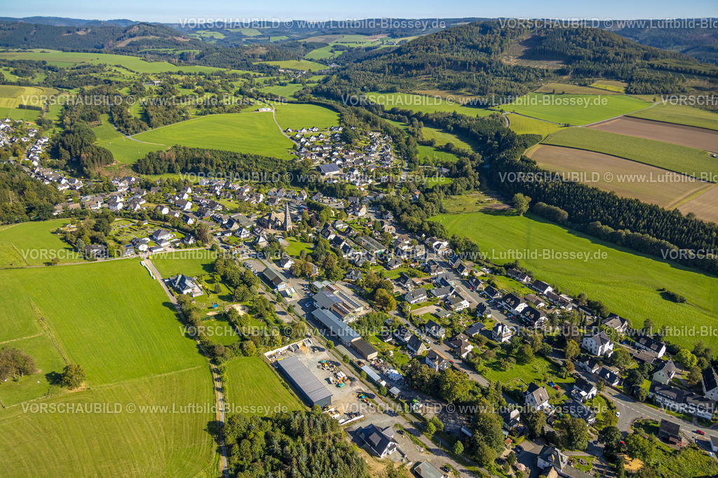 Schmallenberg230910748 | Luftbild, Ortsansicht Ortsteil Gleidorf umgeben von Wiesen und Feldern und kath. Herz-Jesus-Kirche, Gleidorf, Schmallenberg, Sauerland, Nordrhein-Westfalen, Deutschland