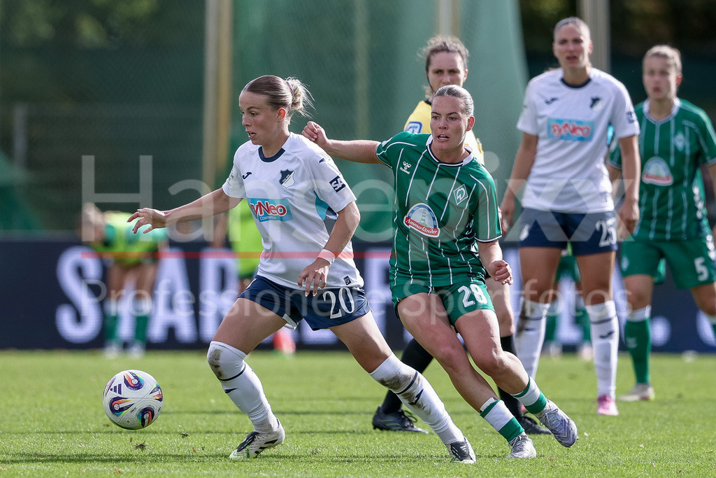 Fussball, Google Pixel Frauen-Bundesliga, SV Werder Bremen - TSG 1899 Hoffenheim | v.li.: Laura Gloning (TSG 1899 Hoffenheim, 20) und Juliane Wirtz (SV Werder Bremen, 28) im Zweikampf, Duell, Dynamik, Aktion, Action, Spielszene, DIE DFB-RICHTLINIEN UNTERSAGEN JEGLICHE NUTZUNG VON FOTOS ALS SEQUENZBILDER UND/ODER VIDEOÄHNLICHE FOTOSTRECKEN. DFB REGULATIONS PROHIBIT ANY USE OF PHOTOGRAPHS AS IMAGE SEQUENCES AND/OR QUASI-VIDEO.