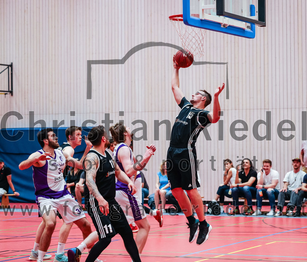 2022-05-15_053_SpVgg_Altenerding_gegen_TSV_Muenchen-Forstenried | Erding, Deutschland, 15.05.2022:
Basketball, Bezirksliga 2021 / 2022, Play-Offs, SpVgg Altenerding gegen TSV München-Forstenried, Endergebnis: 55:57

Sasa Sukovic (SpVgg Altenerding, #31), Alexej Simon (TSV München-Forstenried, #11), Alexander Winklhofer (TSV München-Forstenried, #15)

Foto: Christian Riedel / fotografie-riedel.net