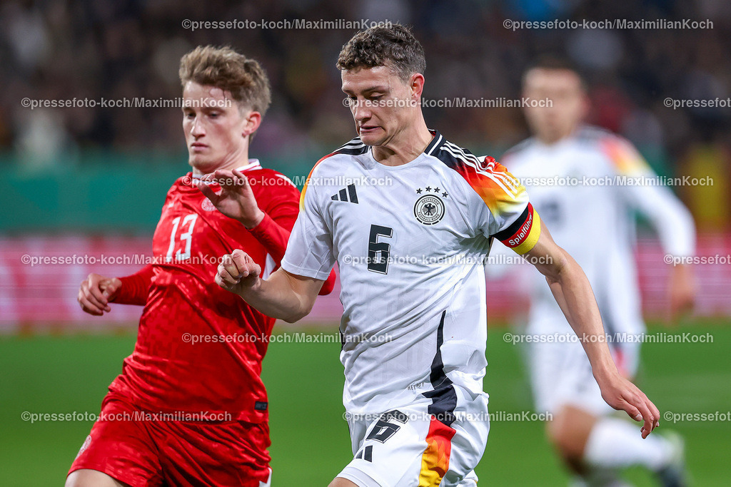 DFB15112402151 | 15.11.2024, Fußball, U21 Länderspiel Deutschland - Dänemark, Tivoli Stadion Aachen, Saison 2024 2025: Eric Martel (U21 GER #6) gegen Jakob Andersen (U21 DEN #13)