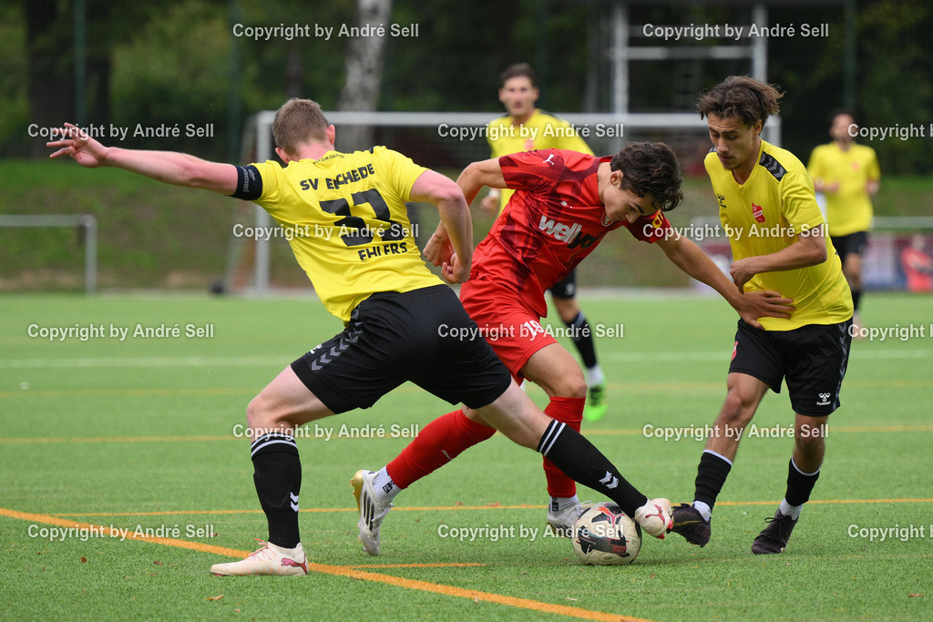 FC Kilia Kiel vs SV Eichede | Tino Klein (Kilia #19) vs Peer-Maurice Ehlers (Eichede #33) &amp; Tünay Bektas (Eichede #11) / Fußball-Oberliga Männer 2026/2027 / FC Kilia Kiel vs SV Eichede / Kilia Sportplatz / Kiel / 12.09.26 - Realisiert mit Pictrs.com