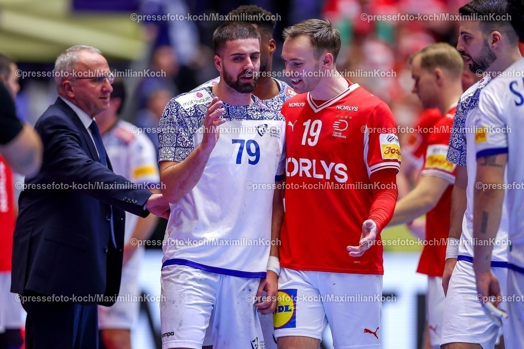 EHF20012602064 | 20.01.2026, Handball, Men's EHF EURO 2026, Dänemark - Portugal, Jyske Bank Boxen in Herning, Dänemark, Preliminary Round:  Martim Mota Costa (Portugal #79) neben  Mathias Gidsel (Denmark #19) 