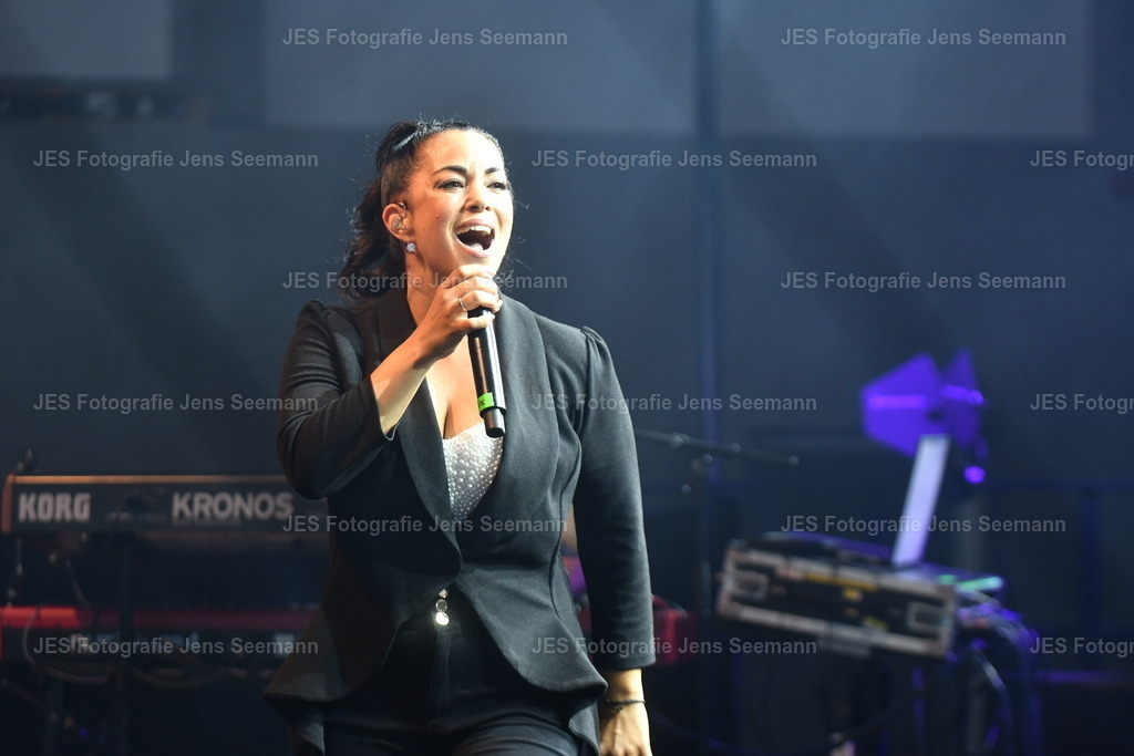 2026_Deborah Lee und the news_One Moment time Whitney Houston__0282 | Fotograf Jens Seemann - Realisiert mit Pictrs.com