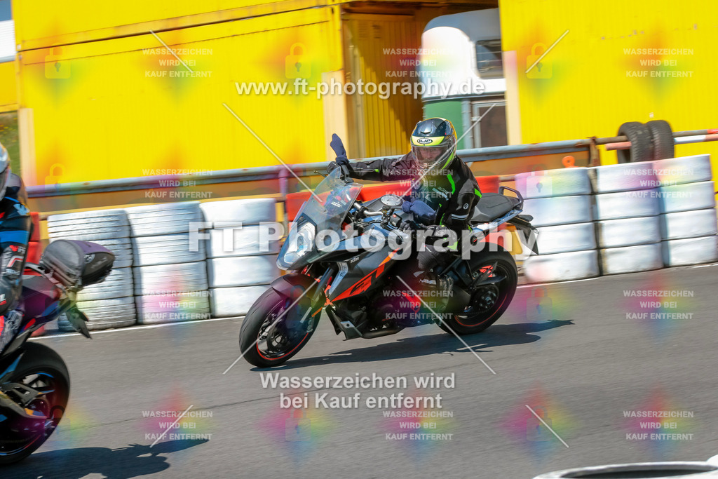 Moto-TeamOBK-22008 | Hier findet Ihr Bilder von Touristenfahrten auf der Nürburgring Nordschleife oder von anderen Veranstaltungen die ich besucht habe. Viel Spass beim Durch Schauen 