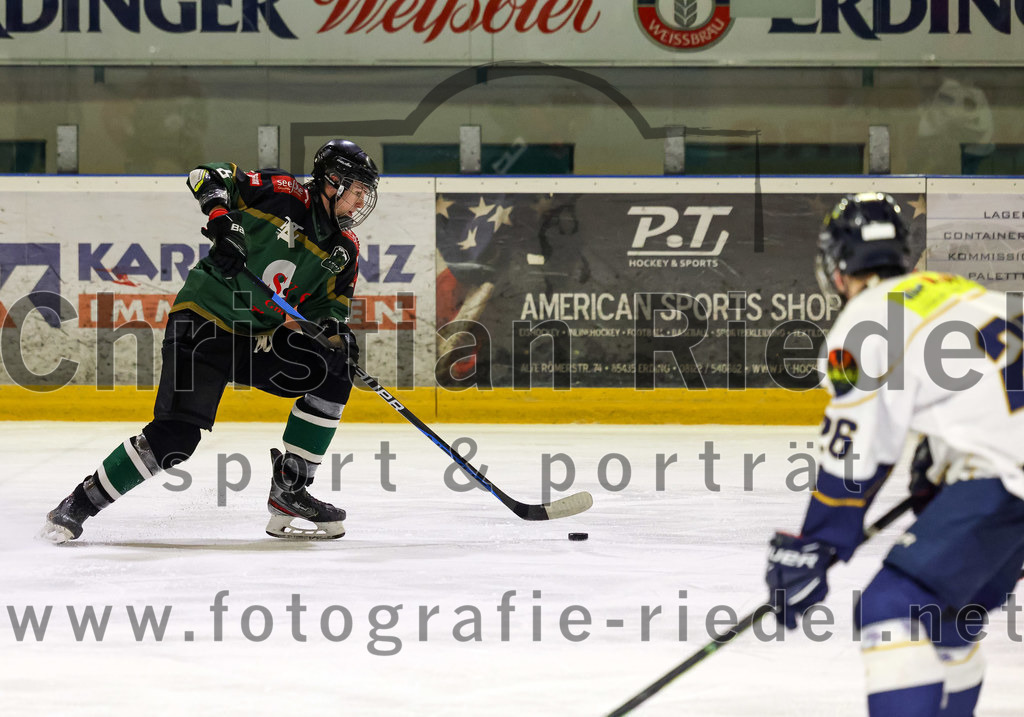 2022-11-26_056_TSV_Erding_gegen_ESC_Geretsried | Erding, Deutschland, 26.11.2022:
Eishockey, Bayernliga U20 2022 / 2023, xx. Spieltag, TSV Erding gegen ESC Geretsried, Endergebnis: 5:3

Thomas Baumann (Erding Gladiators, #6)

Foto: Christian Riedel / fotografie-riedel.net