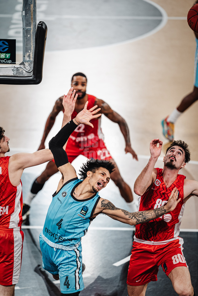 Basketball | Männer | Saison 2024/2025 | BKT EuroCup | Veolia Towers Hamburg vs. Hapoel Bank Yahav Jerusalem | 17.12.2024 | Jaizec Lottie (#4, Veolia Towers Hamburg) verliert den Ball