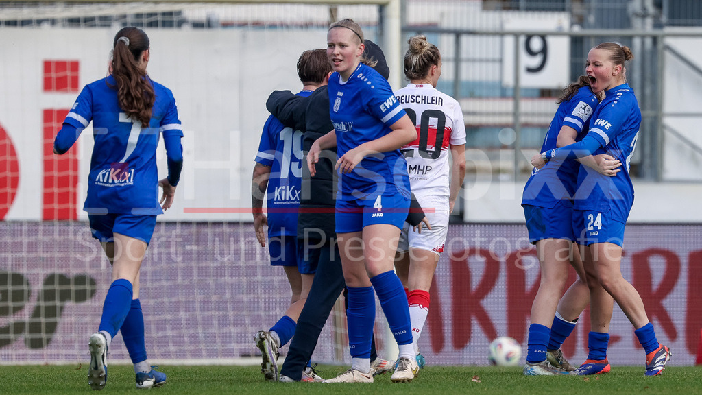 Fussball, 2. Frauen-Bundesliga, SV Meppen - VfB Stuttgart | Spielerinnen vom SV Meppen mit Jubel über den Sieg, Freude über das gewonnene Spiel, DIE DFB-RICHTLINIEN UNTERSAGEN JEGLICHE NUTZUNG VON FOTOS ALS SEQUENZBILDER UND/ODER VIDEOÄHNLICHE FOTOSTRECKEN. DFB REGULATIONS PROHIBIT ANY USE OF PHOTOGRAPHS AS IMAGE SEQUENCES AND/OR QUASI-VIDEO.