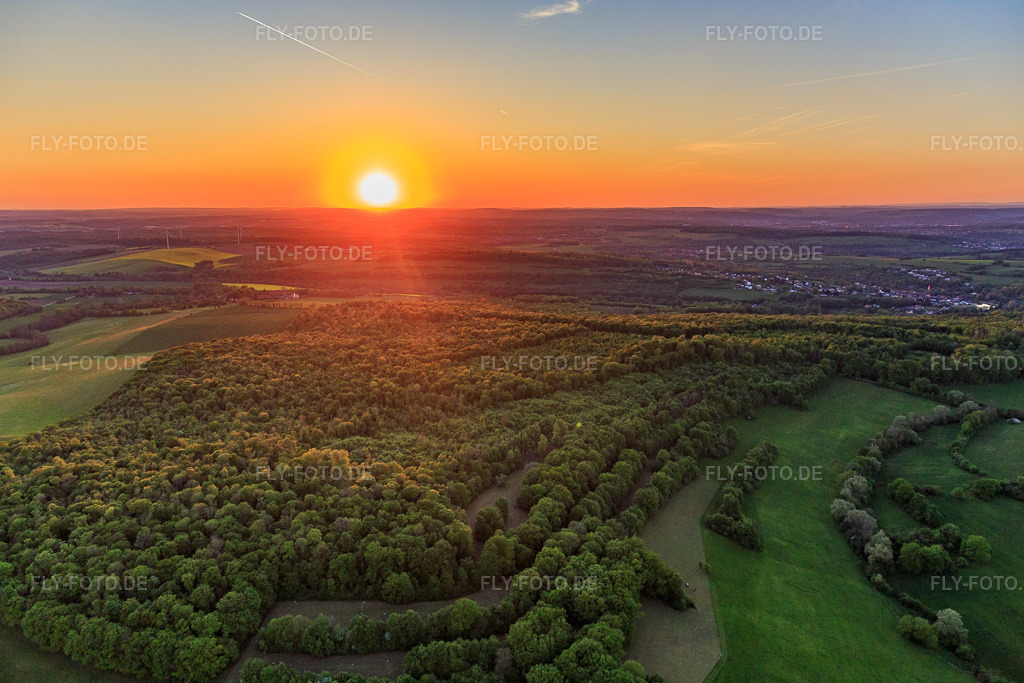 Luftbild: Sonnenuntergang oberhalb der Saar in Kalhausen im Bundesland Moselle in Frankreich. Foto: IMG_145905.jpg vom 30.04.2025 durch Werner Riehm/FLY-FOTO.de