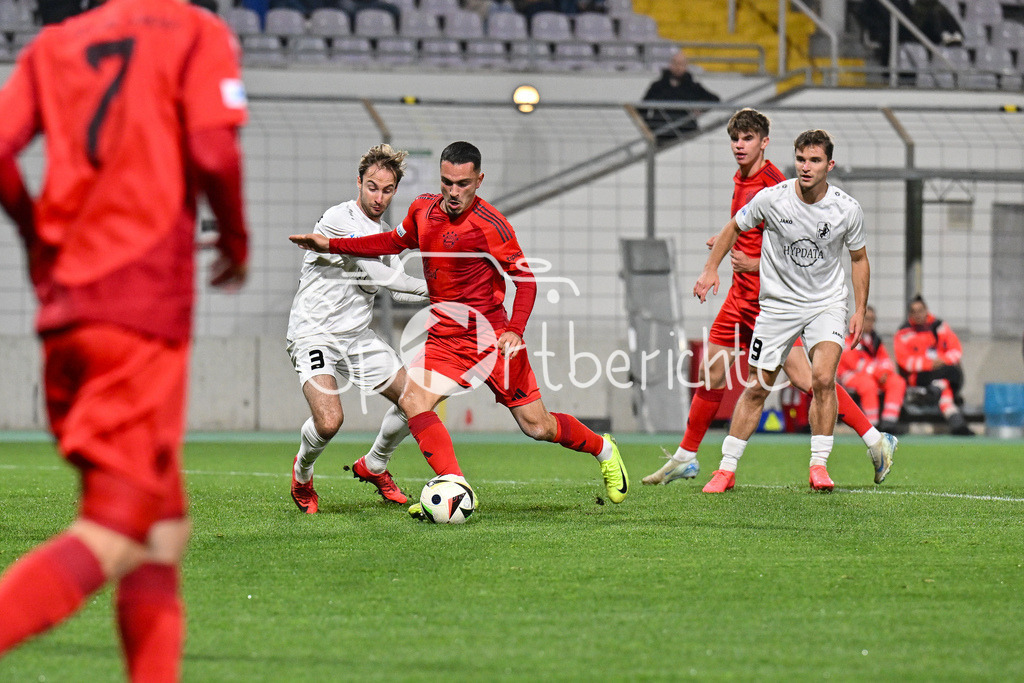 FC Bayern Amateure - TSV Schwaben Augsburg | im Duell Nicola Della SCHIAVA (TSV #3) und Arijon IBRAHIMOVIC (FC Bayern München II #10) / Zweikampf / Regionalliga Bayern: FC Bayern Muenchen II - TSV Schwaben Augsburg, Gruenwalder Stadion am am 25.10.2024