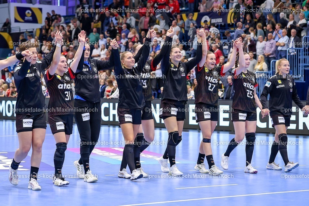 DHB16102501092 | 16.10.2025, Handball, EHF Frauen Länderpiel, EM Qualifikation 2026, Deutschland - Nordmazedonien, Schwalbe-Arena in Gummersbach: Abschlussjubel nach dem 34:18 Sieg der Deutschen Nationalmannschaft. 