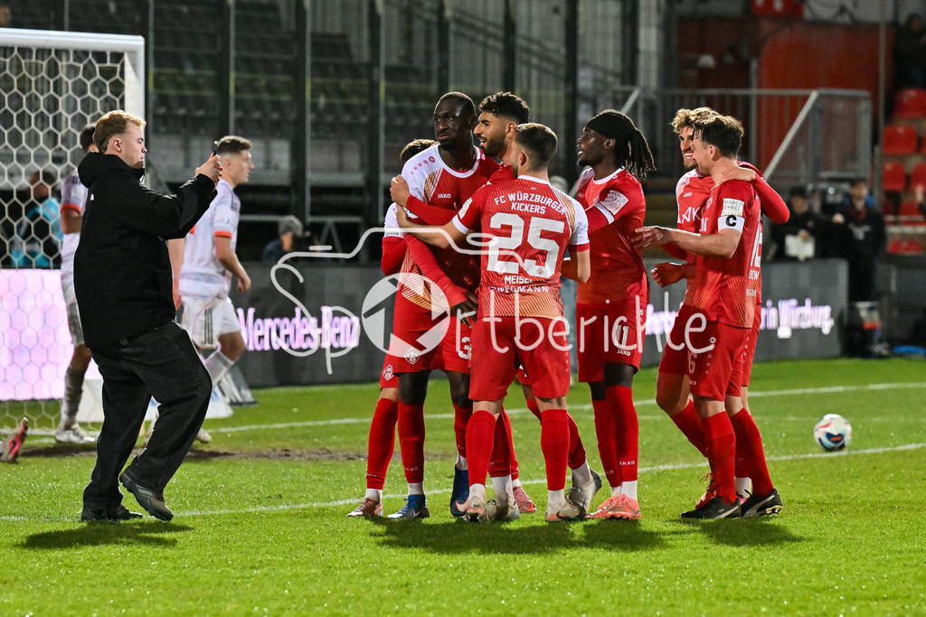 FC Würzburger Kickers - FC Bayern Amateure | WÜRZBURG, DEUTSCHLAND - 10. APRIL: grenzenloser Jubel der Kickers nach dem 2-1 Siegtreffer in der Nachspielzeit durch Tarsis BONGA (Würzburger Kickers 30) / Tor / Torschuetze / Freude / Happy während dem Match zwischen dem FC Würzburger Kickers und den Amateuren des FC Bayern München am 28. Spieltag der Regionalliga Bayern in der AKON Arena