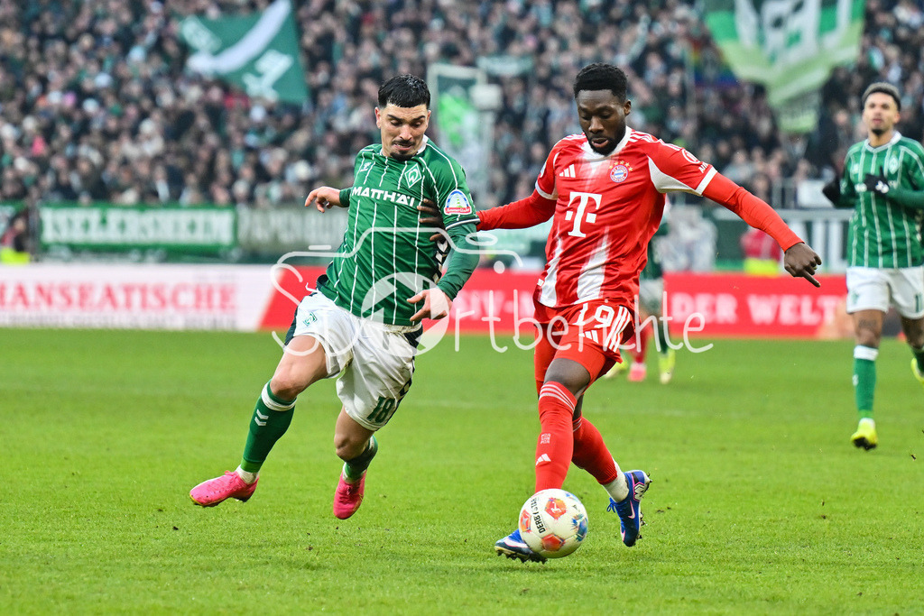 SV Werder Bremen - FC Bayern München | BREMEN, GERMANY - 14. FEBRUARY: im duell Cameron PUERTAS CASTRO (SV Werder Bremen 18) und Alphonso DAVIES (FC Bayern Munich 19) während dem Bundesligamatch zwischen dem SV Werder Bremen und dem FC Bayern München am 22. Spieltag im Weserstadion / DFL REGULATIONS PROHIBIT ANY USE OF PHOTOGRAPHS AS IMAGE SEQUENCES AND/OR QUASI-VIDEO