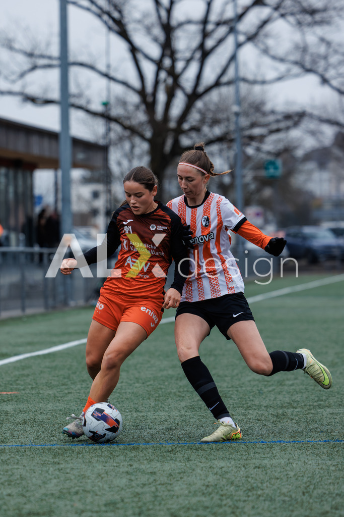 Fußball I Frauen I Saison 2025-2026 I Freundschaftsspiel I FC Aarau Frauen - SC Freiburg U20 I 24.01.2026 | 11 Anja Klingenstein (FC Aarau) – Angriff  //  4 Laura Ernst (SC Freiburg U20) – Abwehr - Realisiert mit Pictrs.com
