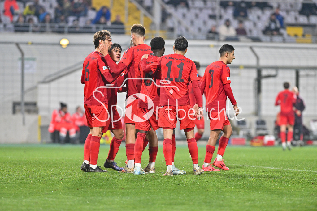 FC Bayern Amateure - SpVgg Greuther Fürth II | Jubel der kleinen Bayern nach dem Treffer zum 2-0 durch Noel ASEKO NKILI (FC Bayern München II #8) / Freude / happy / Tor / torschuetze / Regionalliga Bayern: FC Bayern Muenchen II - SpVgg Greuther Fuerth II, Gruenwalder Stadion am am 29.10.2024