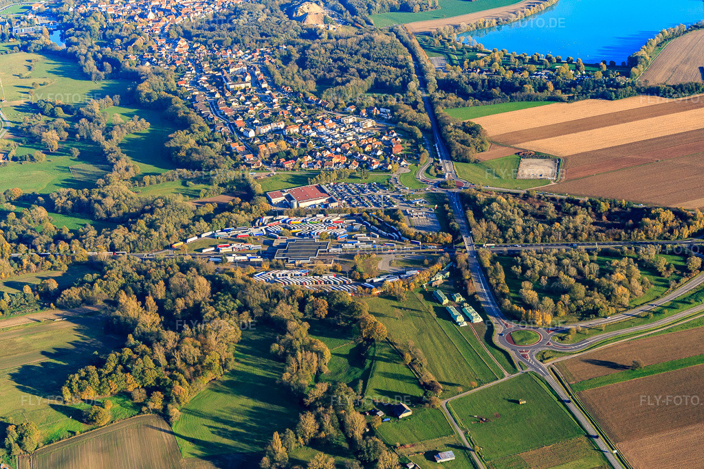Luftbild: Stadtansicht jenseits des Grenzübergangs mit LKW-Parkplätzen der Frontière - Allemagne B9-A35 in Scheibenhard im Bundesland Bas-Rhin in Frankreich.Foto: IMG_104384.jpg vom 31.10.2017 durch Werner Riehm/FLY-FOTO.deAuflösung des Originals: 5472 x 3648 px