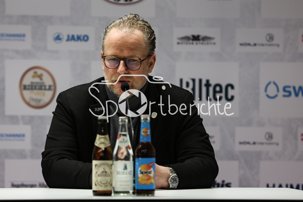 Augsburger Panther - Adler Mannheim | nach der Niederlage gegen Mannheim auf der Pressekonferenz Christof KREUTZER in Aktion