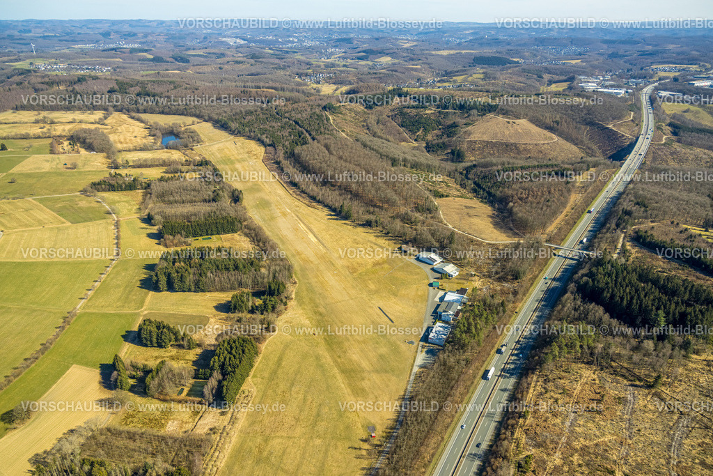 Wenden250307326FlugplatzHuensborn | Luftbild, Flugplatz Hünsborn Startbahn und Landebahn, Waldgebiet und Autobahn A45, Hünsborn, Wenden, Sauerland, Nordrhein-Westfalen, Deutschland