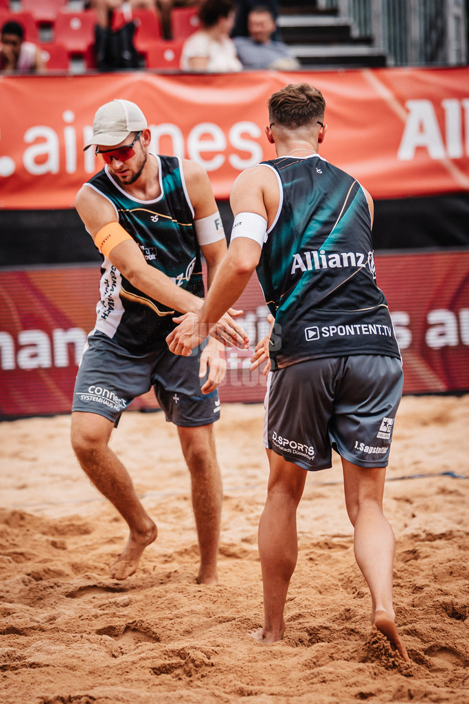 Beachvolleyball | Männer | Allianz German Beach Tour 2025 | Tourstop München | 04.07.2025 | v.l. Benedikt Sagstetter und Jonas Sagstetter klatschen ein