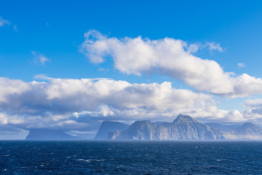 Blick auf die Felsen der Färöer Inseln mit Wolken | Blick auf die Felsen der Färöer Inseln mit Wolken.
