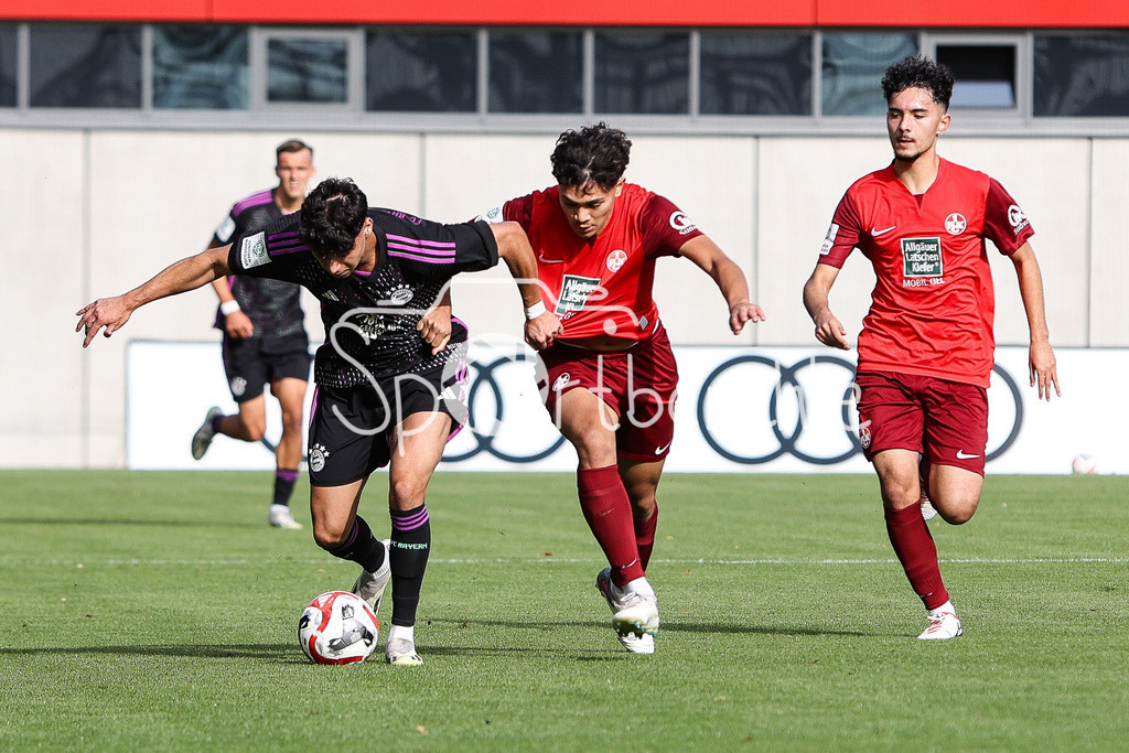 FC Bayern Muenchen U19 - 1. FC Kaiserslautern U19 | Emirhan DEMIRCAN (FCB #7) im Duell mit Maik GAERTNER (FCK #21) / Zweikampf
