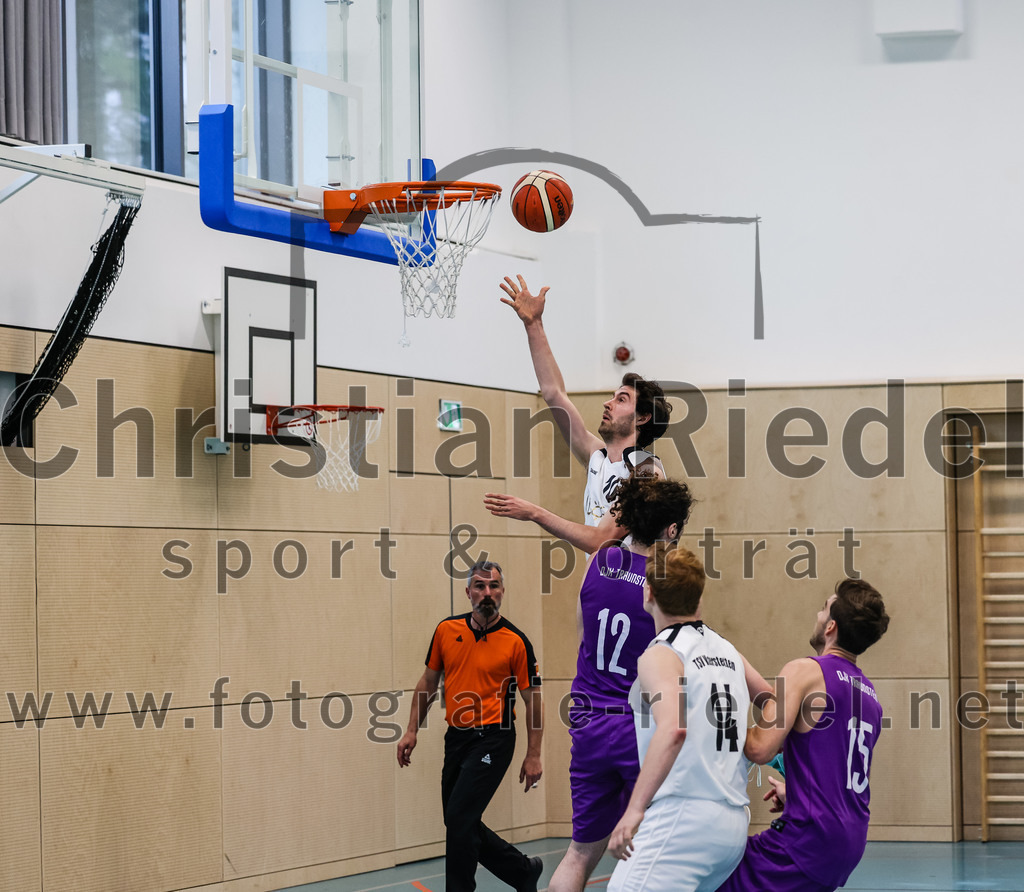 2022-05-01_015_TSV_Vaterstetten_gegen_DJK_Traunstein | Vaterstetten, Deutschland, 01.05.2022:
Basketball, Aufstiegsrunde zur Bayernliga 2021 / 2022, 5. Spieltag, TSV Vaterstetten gegen DJK Traunstein, Endergebnis: 87:79

Luca Maurice Kohll (TSV Vaterstetten, #10), D. Berger (DJK Traunstein, #12), Alain Gales (TSV Vaterstetten, #14), Maximilian Hoernes (DJK Traunstein, #15)

Foto: Christian Riedel / fotografie-riedel.net