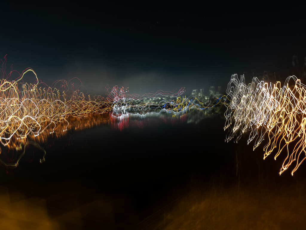 Nachtflirren | Blick von der nördlichen zur südlichen Wasserstadtbrücke - Realisiert mit Pictrs.com
