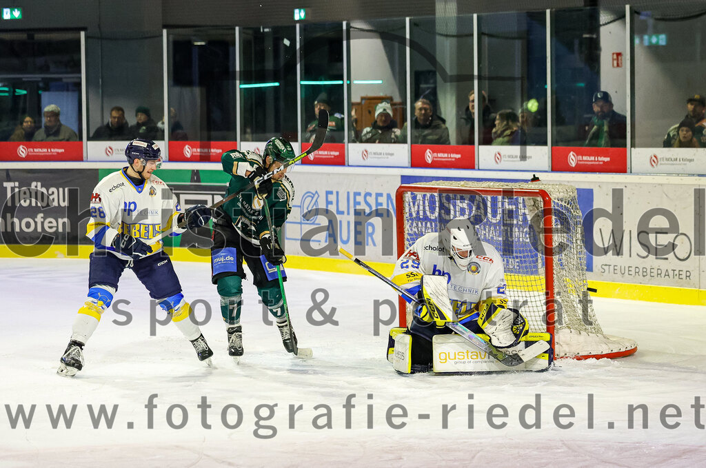 2026-01-09_115_TSV_Erding_gegen_Stuttgart_Rebels | Erding, Deutschland, 09.01.2026:Eishockey, Oberliga Süd 2025 / 2026, 35. Spieltag, TSV Erding gegen Stuttgart Rebels, Endergebnis: David Kirchhoff (Stuttgart Rebels, #28), Louis Trattner (Erding Gladiators, #7), Torwart Nick Jordan Vieregge (Stuttgart Rebels, #29)Foto: Christian Riedel / fotografie-riedel.net