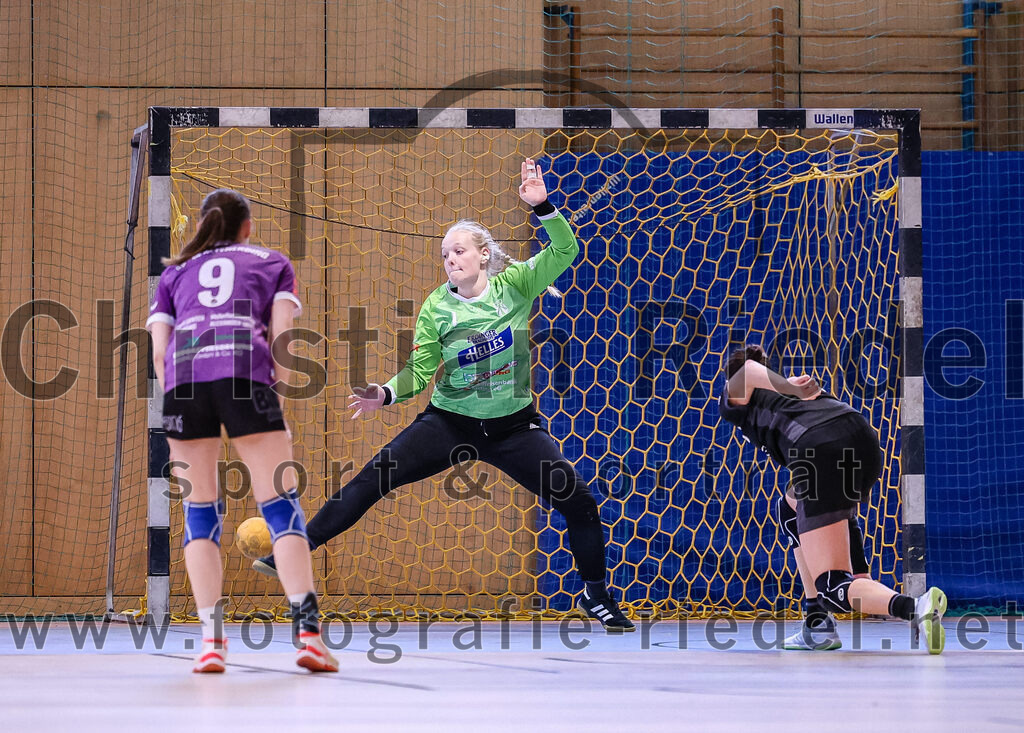 2024-12-14_073_SpVgg_Altenerding_gegen_SVA_Palzing | Erding, Deutschland, 14.12.2024:Handball, Bezirksoberliga Frauen Altbayern 2024 / 2024, 9. Spieltag, SpVgg Altenerding gegen SVA Palzing, Endergebnis: 20:30Julia Kranich (SpVgg Altenerding, #9), Torfrau Hanna Obermair (SpVgg Altenerding, #1), Veronika Wöhrl (SVA Palzing, #10)Foto: Christian Riedel / fotografie-riedel.net