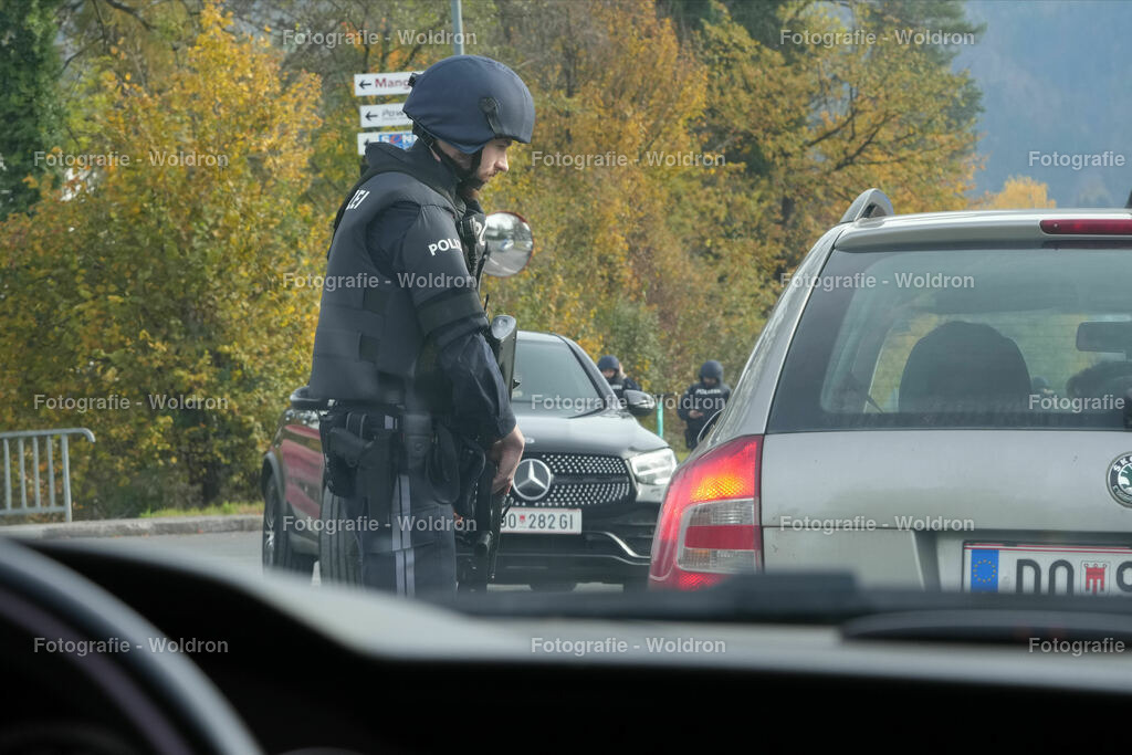20221111 Amoklauf in Mittelschule Haselstauden | DORNBIRN, OESTERREICH - 11. NOVEMBER: Polizeieinsatz waehrend des Amoklaufs in der Mittelschule Haselstauden in Mittelschule Haselstauden on November 11, 2022 in Dornbirn, Austria.