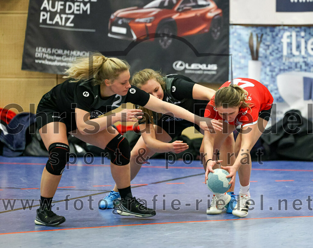 2022-12-04_038_SV_Anzing_gegen_TSV_Uebersee | Anzing, Deutschland, 04.12.2022:
Handball, Bezirksliga 2022 / 2023, 8. Spieltag, SV Anzing gegen TSV Übersee, Endergebnis: 29:24

Kristina Hilz (TSV Übersee, #2), Christina Huber (TSV Übersee, #13), Louisa Böhm (SV Anzing, #4)

Foto: Christian Riedel / fotografie-riedel.net
